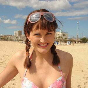 Junge Frau im Bikini am Strand