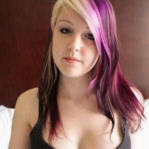 Junge Frau mit lila Haaren